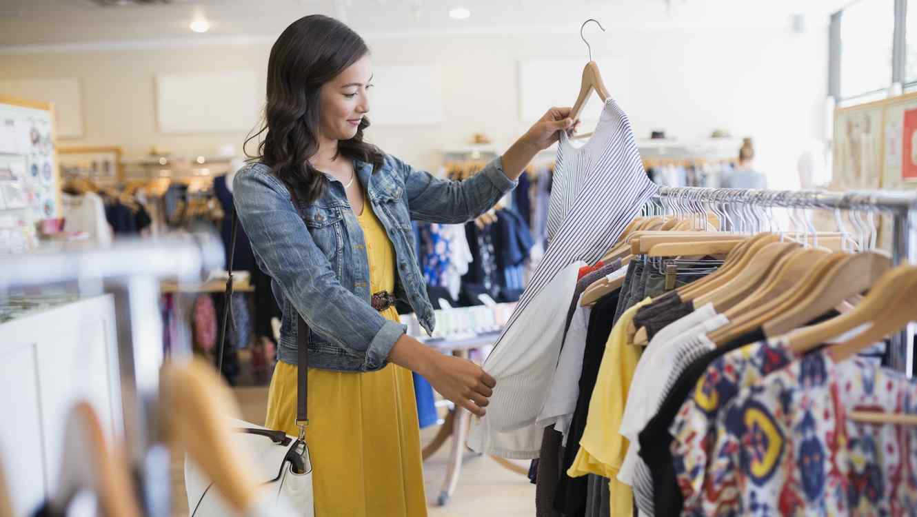 ir-de-compras-mujer-mirando-ropa